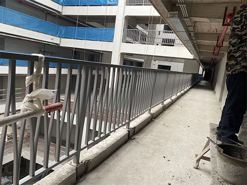 長沙正云金屬制品有限公司,長沙自動創(chuàng)新型鋅鋼護欄生產